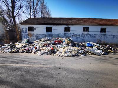 高新区、临淄区建筑垃圾与废料乱堆乱放 裸露土地扬尘问题突出 亟待规范处置